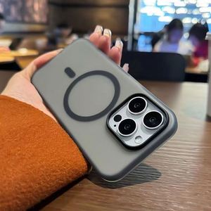 Étui de téléphone Max Magnetic Frosted à double couche - Résistant aux empreintes digitales, tendance élégante pour iPhone 16 Pro Max/16 Pro/15 Pro Max - Product Image 2