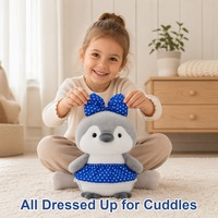 Peluche pingouin mignon gris et blanc avec robe à imprimé cœur bleu, animal en peluche pour la décoration moderne des canapés et cadeau pour une pièce douillette