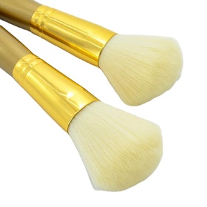 Faria Brocha Grande con Mango de Madera Negro/Dorado, Brocha de Maquillaje Plana de Alta Densidad, Portátil - Product Image 4