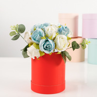 Boîte à fleurs en carton Portable petite conception de cylindre rose blanc pur très populaire pour l'emballage de bouquet gaufrage de revêtement UV