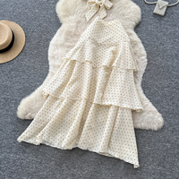 Ensemble deux pièces élégant pour femme : haut à manches courtes bouffantes à pois et jupe midi à volants superposés avec ceinture à nouer