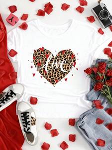 T-shirt da donna con stampa leopardata a cuori per San Valentino, manica corta, girocollo, casual, alla moda, primavera estate, 100% cotone jersey - Product Image 1