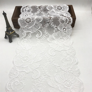 Passamaneria in Pizzo Floreale Ricamato Idrosolubile 18cm in Filamento di Poliestere con Bordo Ondulato per Decorazione Abiti e Vestiti - Product Image 4