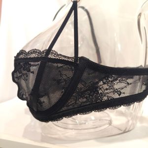 Reggiseno Balconette Nero Trasparente in Pizzo Floreale con Anello a V Dorato sul Davanti, Spalline Sottili Regolabili, Senza Ferretto, Vendita all'Ingrosso - Product Image 4