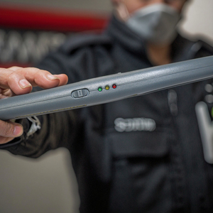 เครื่องตรวจจับโลหะแบบพกพาขนาดกะทัดรัดสำหรับการ<span class=keywords><strong>สอบ</strong></span>และการตรวจ<span class=keywords><strong>สอบ</strong></span>รายการด้วยแบตเตอรี่แบบชาร์จไฟได้และปรับความไวได้ง่าย - Product Image 3