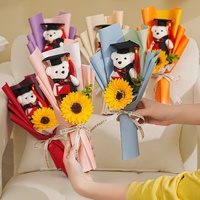 Cadeau de remise de diplôme fait main : Bouquet de fleurs de savon et de tournesols avec ours en peluche et chapeau de docteur, un souvenir charmant pour la Saint-Valentin des étudiants modernes