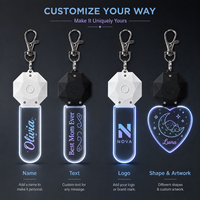 Porte-clés LED à piles, vente en gros, personnalisé, 7 couleurs, compact, petit, pendentif holographique en acrylique pour cadeaux promotionnels