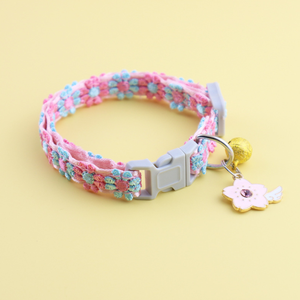 <span class=keywords><strong>Collar</strong></span> Premium para Mascotas con Encaje Colorido, Colgante de Flor y Campana, Ligero y Suave para Perros y Gatos - Product Image 4