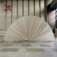 ZKAI Nouvelle Arche Métallique Pliable de Luxe en Forme d'Éventail Semi-circulaire pour Décor de Mariage, Rideau de Voile Blanc en Tissu Plissé Rond