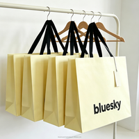 Sac cadeau de luxe personnalisé avec logo jaune - en carton ivoire laminé avec poignée en ruban, fait main avec logo personnalisé