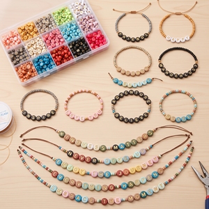 Boîte de 15 compartiments de <span class=keywords><strong>perles</strong></span> en acrylique colorées, <span class=keywords><strong>perles</strong></span> rondes dorées en forme de <span class=keywords><strong>lettres</strong></span> de l'alphabet, pour la fabrication de bijoux et de bracelets d'amitié personnalisés - Product Image 2