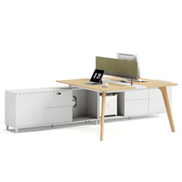 Poste de travail en îlot de bureau, bureau informatique moderne en bois, station de travail avec cloison pour employé, ensemble de meubles de bureau en forme de L, table blanche