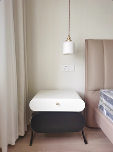 طاولة نوم بيضاء بسيطة وعصرية بجانب السرير طاولة نوم من الفولاذ المقاوم للصدأ مع لوح للاستخدام المنزلي والفندقي - Product Image 5