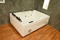 Baignoire balnéo rectangulaire autoportante moderne avec jets de massage, commande informatisée, appui-tête et robinet inclus