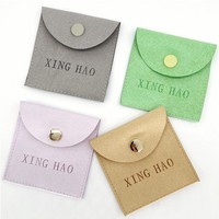 Emballage de bijoux gaufré personnalisé de luxe enveloppe à rabat en daim collier bracelet pochette à bijoux insérer un tampon avec logo