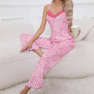 Pyjama sexy en imprimé léopard pour femmes, vêtements de détente en soie glacée fine pour l'été, nouvel ensemble deux pièces populaire. - Product Image 1