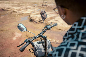 Patinete Eléctrico C1 Pro con Cesta y Asiento, 100 KM de Autonomía, Plegable, Frenos de Disco Dobles, Pedal de Madera Antideslizante, para Desplazamientos y Reparto - Product Image 5