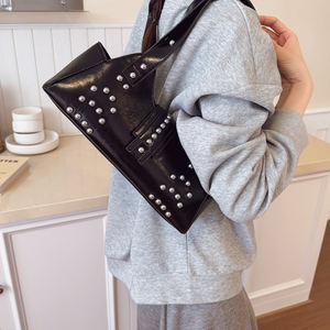 Sac à main décontracté pour femme tendance avec un compartiment zippé orné de diamants sur le côté, en matériau PU. 625 - Product Image 3