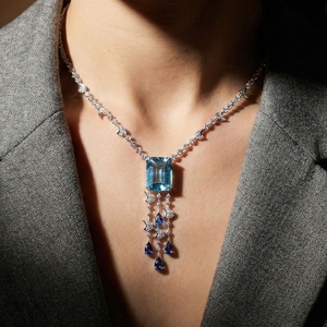 [ExpoJoyería Internacional de Hong Kong] Elegante Colgante de Topacio con Diseño Fluido Inspirado en el Océano, con Detalles de Diamantes y Cadena de Eslabones - Product Image 3