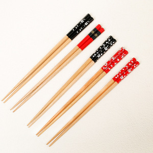 Palillos de madera maciza para el hogar, octogonales, de madera de haya antideslizante, estilo japonés con apliques de flor de cerezo, cinco colores de cerezo. - Product Image 1
