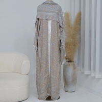 Ensemble Kimono Abaya et Hijab 2 Pièces en Pashmina Personnalisé avec Pompons – Robe Modeste de Luxe pour Femme Musulmane – Abaya Islamique à Franges Ouvertes – Vente en Gros