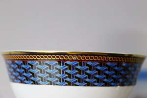 Ensemble de bols et cuillères en porcelaine bleue et rouge de luxe européens, personnalisables, lavables, durables et élégants pour les fêtes - Product Image 3