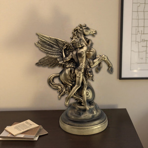 Statue personnalisée en bronze <span class=keywords><strong>de</strong></span> Persée et Pégase - Sculpture en résine <span class=keywords><strong>de</strong></span> <span class=keywords><strong>la</strong></span> <span class=keywords><strong>mythologie</strong></span> grecque pour <span class=keywords><strong>la</strong></span> décoration <span class=keywords><strong>de</strong></span> <span class=keywords><strong>la</strong></span> maison et du bureau - Product Image 1