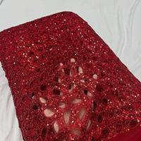 Tissu en dentelle ajourée de luxe avec des détails élégants, idéal pour les robes de mariée, les saris, les lehengas et les tenues de créateurs