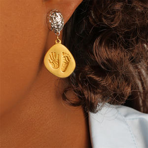 Pendientes clásicos de acero inoxidable chapados en oro de 18 quilates de alta calidad, colgante conmemorativo con estampado de Palma de bebé recién <span class=keywords><strong>nacido</strong></span> a la moda - Product Image 3
