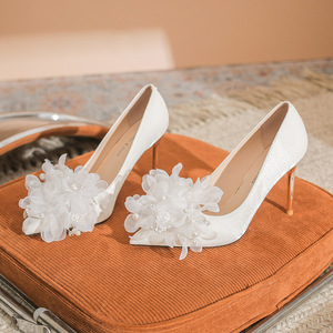 Escarpins de mariée en satin à bout pointu, talon aiguille, décoration florale, chaussures de soirée, chaussures habillées à talons hauts pour femmes - Product Image 1