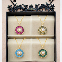 Collier élégant plaqué or motif tournesol, pendentif en laiton orné de diamants et de perles, chaîne en acier inoxydable