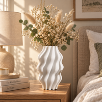 Vase en céramique blanche avec motif de vagues ondulées pour fleurs et décoration intérieure