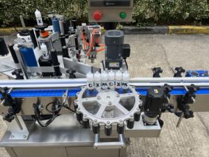 เครื่องติดฉลากขวดพลาสติกแบบกลมมอเตอร์ไฟฟ้าอัตโนมัติเต็มรูปแบบปรับได้ง่ายมีสินค้าในสต็อก - Product Image 6