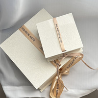 Usine bas quantité minimale de commande blanc luxe mat personnalisé Logo anneaux boucles d'oreilles bijoux boîte d'emballage magnétique avec sac en velours et ruban