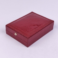 Boîte à bijoux en cuir PU grain crocodile rouge avec logo personnalisé, bouton pression, portable, élégante et moderne, pour emballage de collier et pendentif
