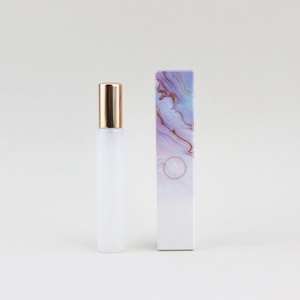 Bình xịt nước hoa có thể nạp lại màu trắng mờ với nắp vàng hồng và hộp đựng có họa tiết đá cẩm thạch để đóng gói - Product Image 2