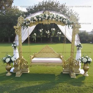 Exquisita Jhoola de Boda Tallada en Oro, Columpio Nupcial Tradicional Indio para Decoración de Haldi y Mehndi - Product Image 2