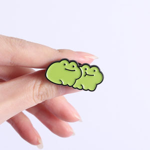 เข็มกลัดรูปกบสุดน่ารัก จูบแก้ม ตลกๆ การ์ตูนกบกอดกัน ติดกระเป๋าเป้ ปกเสื้อ เครื่องประดับ ของขวัญ ขายส่ง - Product Image 4