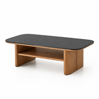 Table basse rectangulaire moderne avec surface arrondie noire, structure en bois et étagère ouverte pour salon 130 x 65 x 40 cm