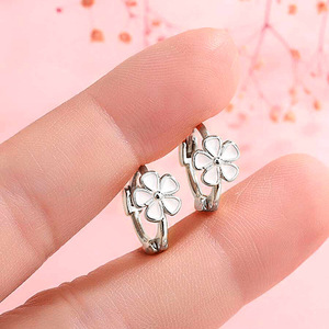 Pendientes Florales Minimalistas de Esmalte para Mujer, Joyería Elegante para Uso Diario - Product Image 4