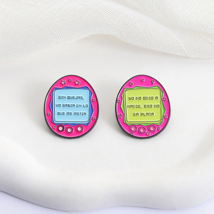 เข็มกลัดเคลือบลายคำคมภาษาสเปนน่ารักของ Tamagootchi คำว่า ไม่เกลียดใคร นั่นไม่ได้มีเงิน ของขวัญเครื่องประดับสำหรับเพื่อน - Product Image 3