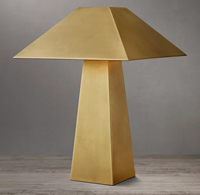 Lampe de table LED pyramidale en laiton vieilli moderne, base E26, abat-jour trapézoïdal géométrique en métal massif, idéale pour chambre, hôtel, villa