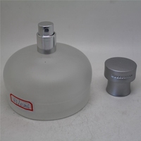 Botella de perfume de vidrio rojo vacío con cilindro de conjunto completo de 100ml con tapa de cadena de bomba plateada