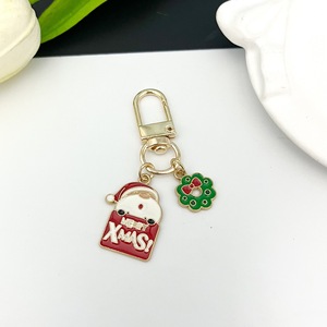 Ensemble de porte-clés émaillés de Noël, breloques mignonnes Père Noël, sapin et flocon de neige avec clip métallique pour décoration de fêtes, vente en gros fabricant - Product Image 3