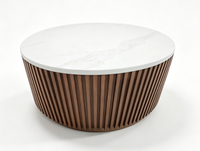 Table basse ronde pour projet hôtelier, plateau en pierre blanche, base en bois à lattes verticales, table centrale de luxe pour salon