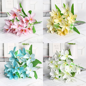 Centrotavola per Matrimoni e Decorazioni per la Casa, Fiori di Giglio in Seta Bianca, Bouquet Artificiale con 6 Steli - Product Image 4