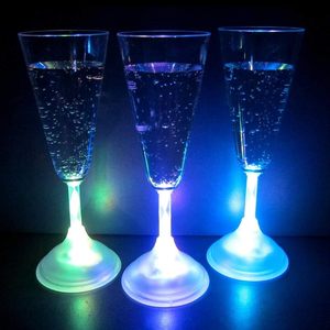 Flûtes de verres à <span class=keywords><strong>champagne</strong></span> <span class=keywords><strong>lumineuses</strong></span> à <span class=keywords><strong>LED</strong></span> de 7 oz pour la fête de mariage - Product Image 1