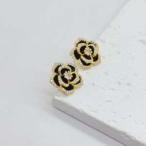 Ensemble de bijoux Camélia de créateur Plaqué or Acier inoxydable Zircon Fleur de rose Collier Boucles d'oreille Ensemble de bijoux de fête de mariage pour femmes - Product Image 6