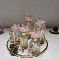 Bouteille diffuseur en verre côtelé à bord doré avec bouchon fleur de lotus rose – Décoration de luxe pour parfum d'ambiance arabe – Récipient en verre pour parfum
