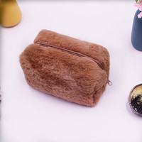 WAALUU Vente en gros de trousses de toilette et de maquillage personnalisées en peluche douce pour femmes, sac cosmétique à fermeture éclair en fausse fourrure avec logo, porte-monnaie en fausse fourrure